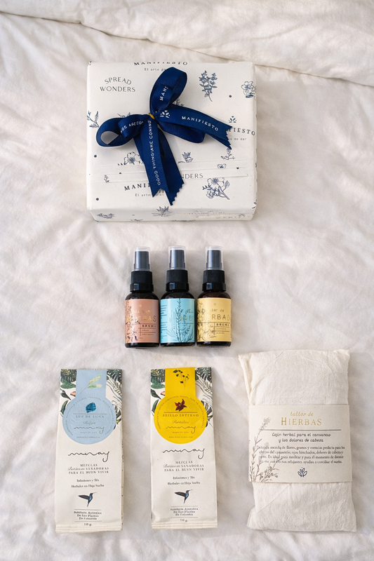 Bienestar- Cojín Herbal con 3 Mini Brumas de Aceites Esenciales y 2 Mini Tés de 10g