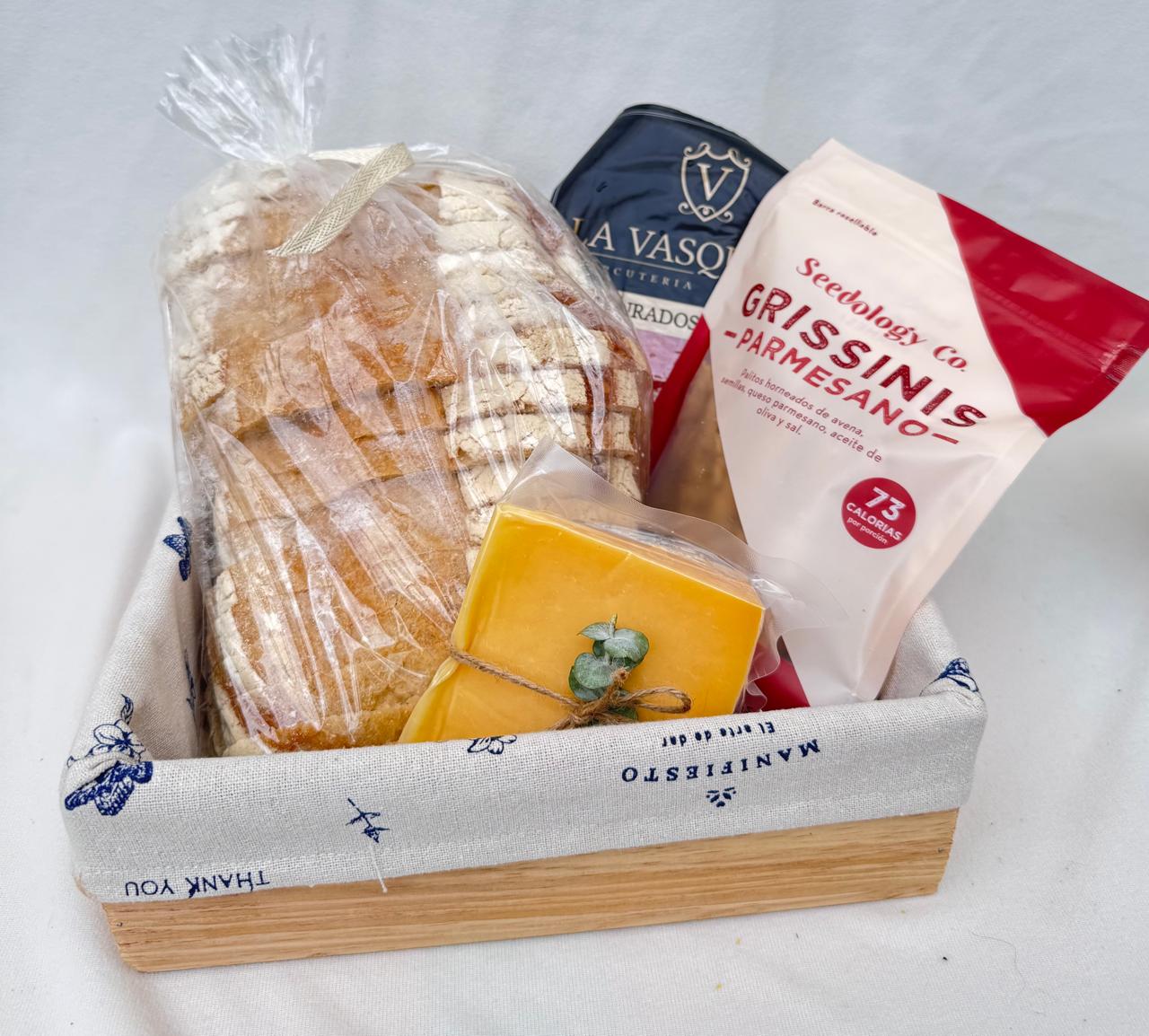 ancheta con pan de campo, queso, jamón y grisinis – Regalo artesanal.