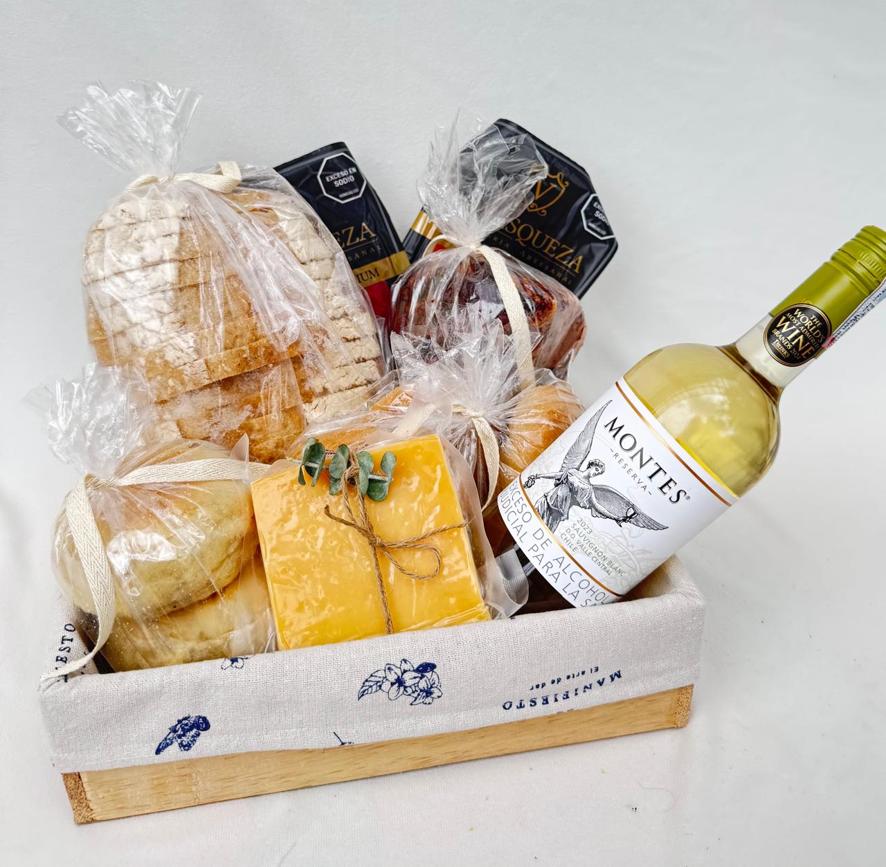 Tradicional con vino - Ancheta con Panes, Quesos y Jamones y vino