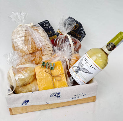 Tradicional con vino - Ancheta con Panes, Quesos y Jamones y vino