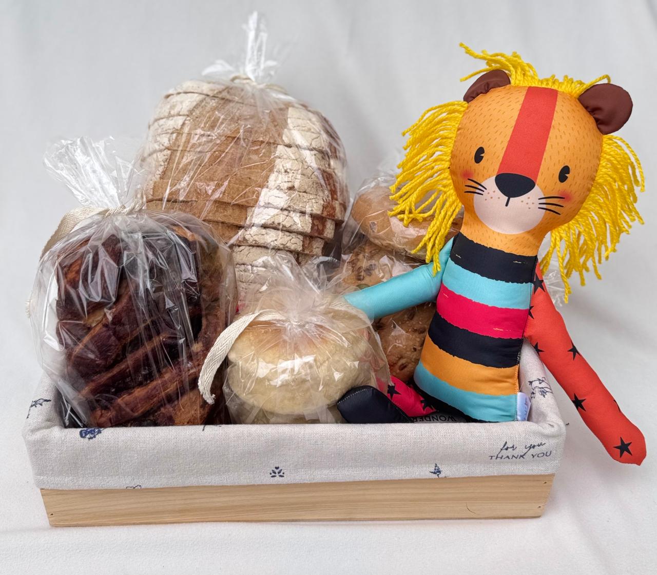 Bienvenido Bebé 2- Canasta de Panes Artesanales para Padres y Muñeco dpara Bebé
