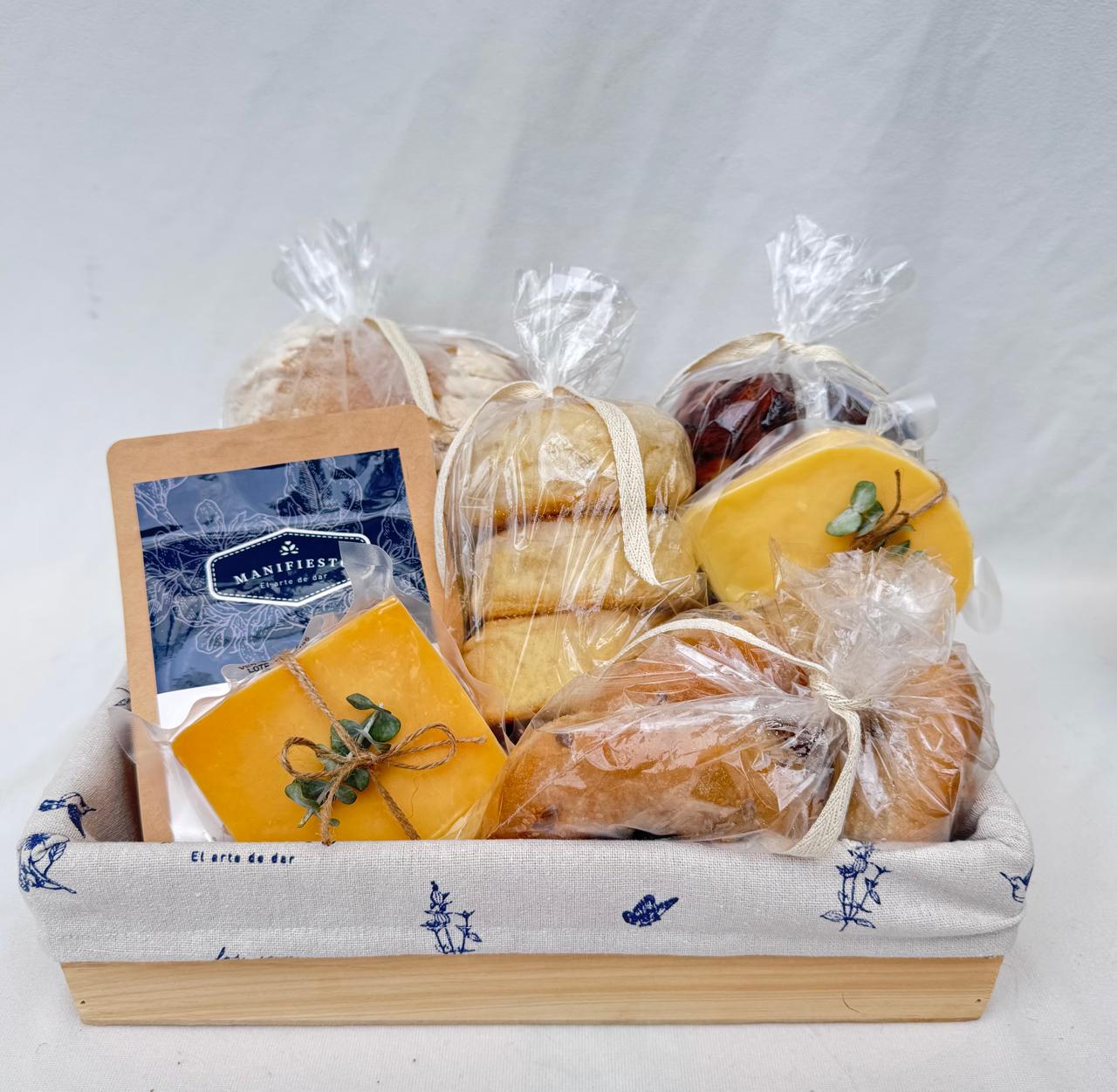 Caja gourmet con panes artesanales, queso y café