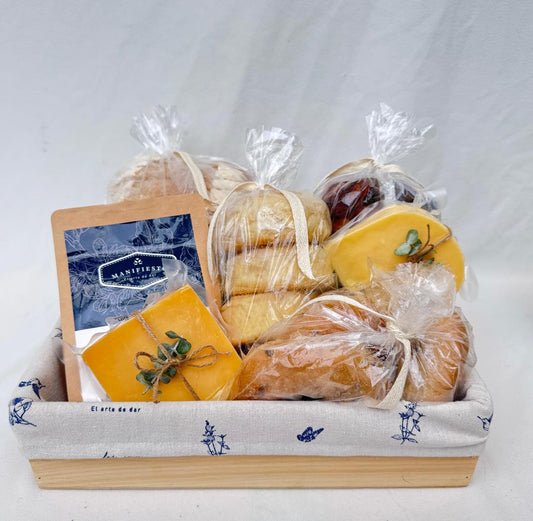 Caja gourmet con panes artesanales, queso y café