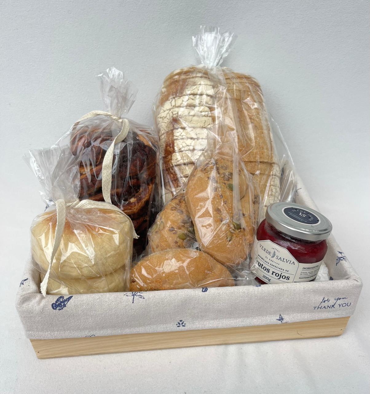 Ancheta de Panes Artesanales y conserva de frutos rojos