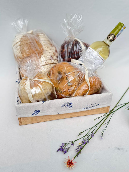 Panes artesanales y una botella de vino , perfecto para una atención de reconocimiento o de agradecimiento.