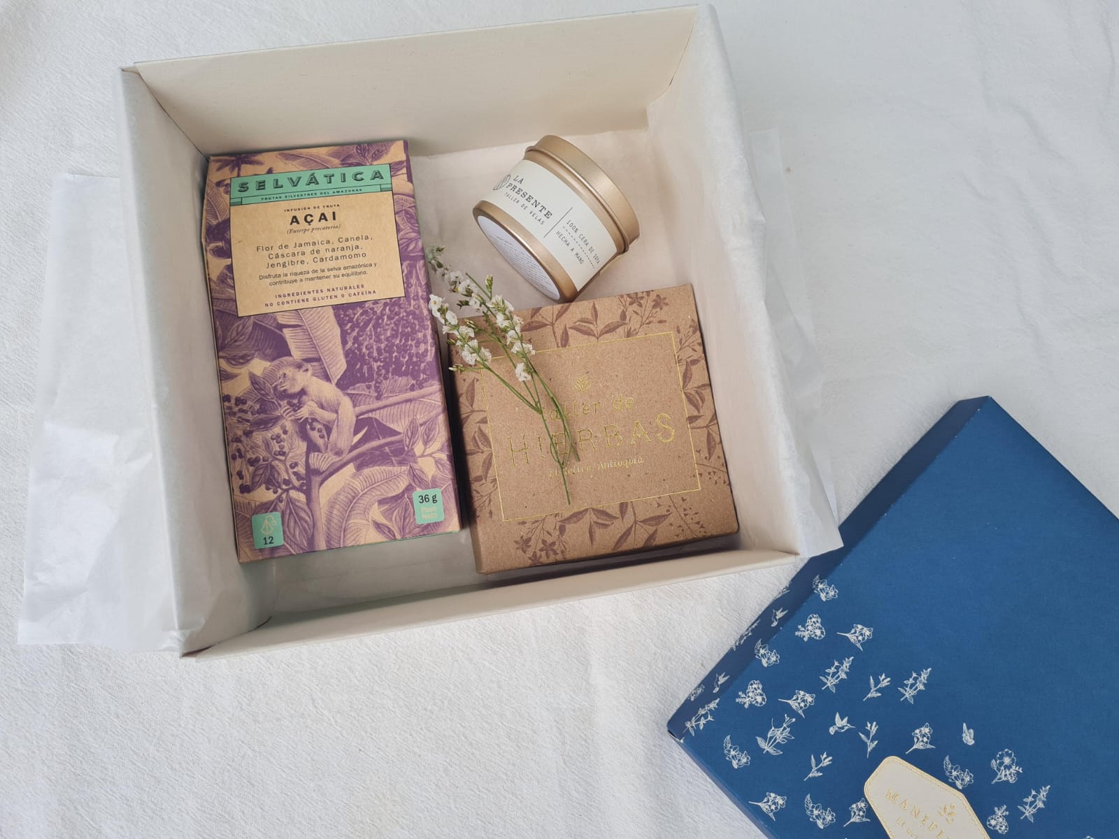 🍵 Tés suaves y reconfortantes&nbsp; de frutos del Amazonas x 10&nbsp;
🕯️ Vela aromática para un ambiente acogedor. Vidrio y cera de soya
💨 Mini brumas x 3
