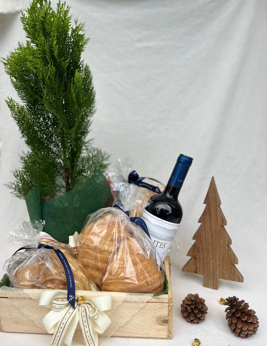 Caja de madera con Pino, Panes Artesanales y Botella de Vino – Regalo de Navidad