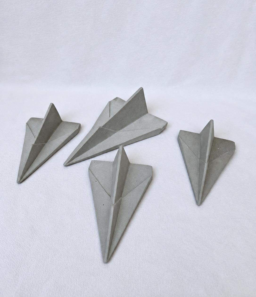Avioncito  de origami en concreto