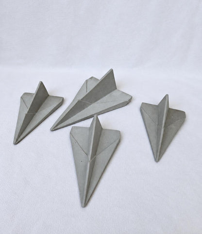 Avioncito  de origami en concreto