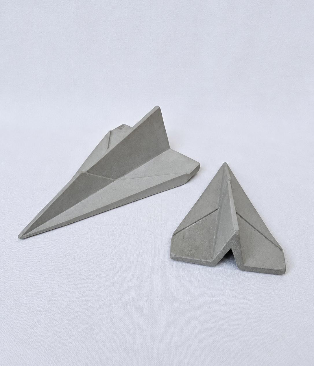 Avioncito  de origami en concreto