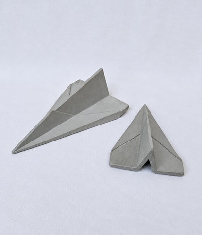 Avioncito  de origami en concreto