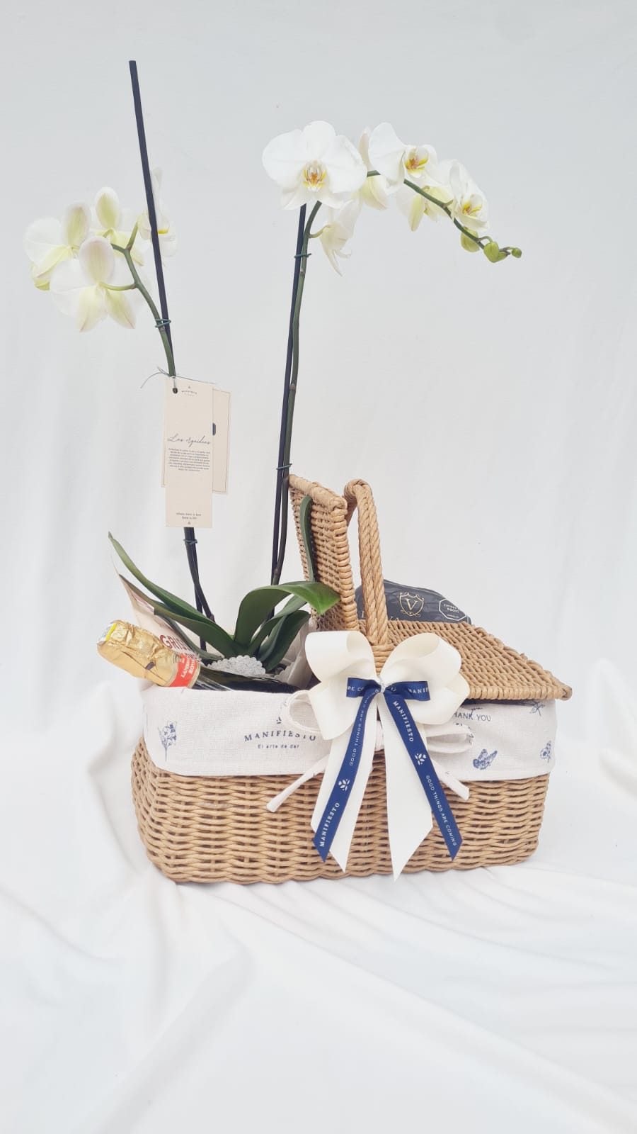 Canasta de picnic con orquidea y vino