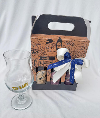 Threepack y vaso de cerveza