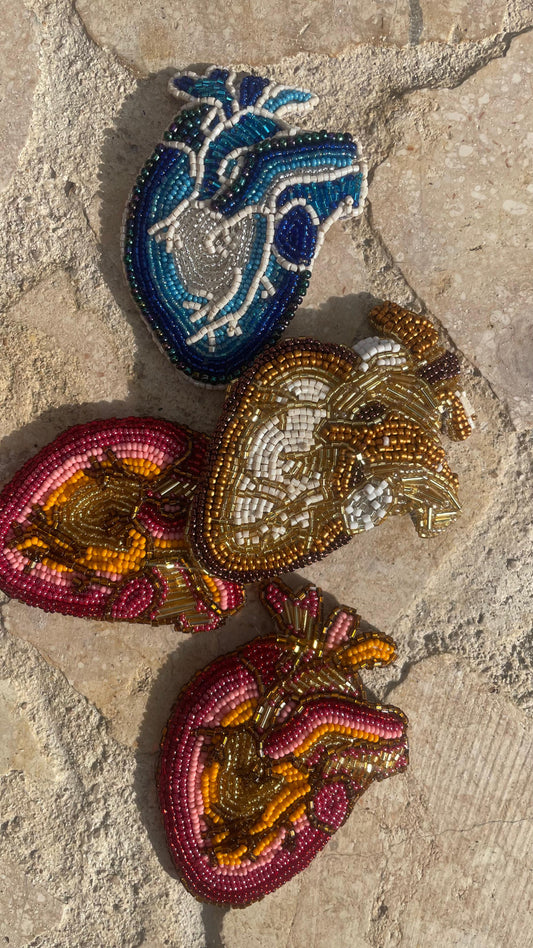 Pin de corazón artesanal en canutillo