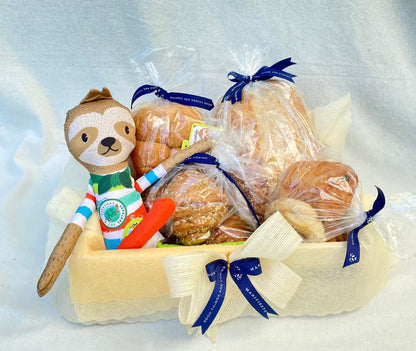 Bienvenido Bebé 2- Canasta de Panes Artesanales para Padres y Muñeco dpara Bebé