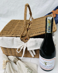 Canasta de picnic con orquidea y vino