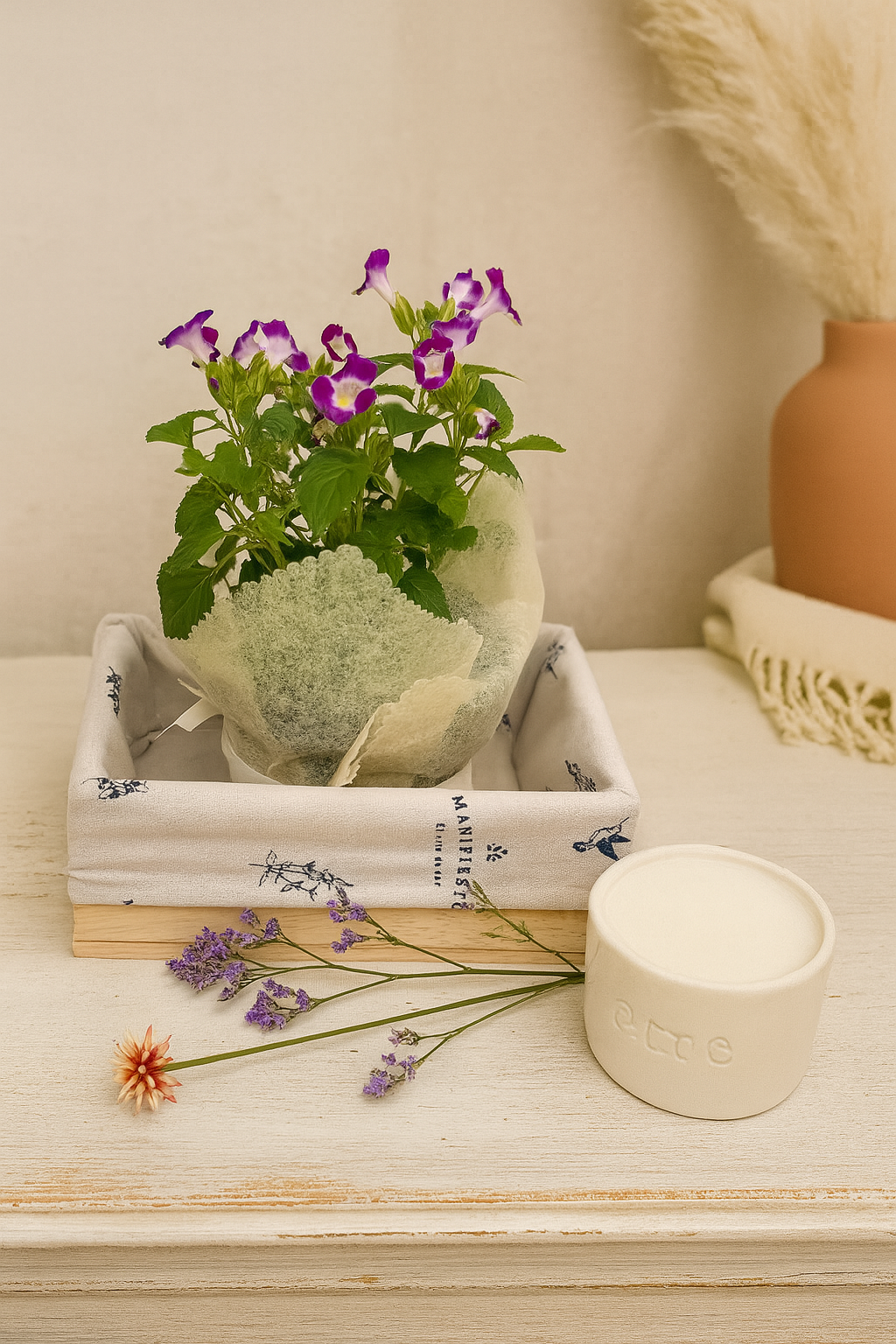 florecitas y vela de ceramica y lor 