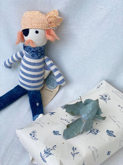 Muñeco artesanal y libro didáctico