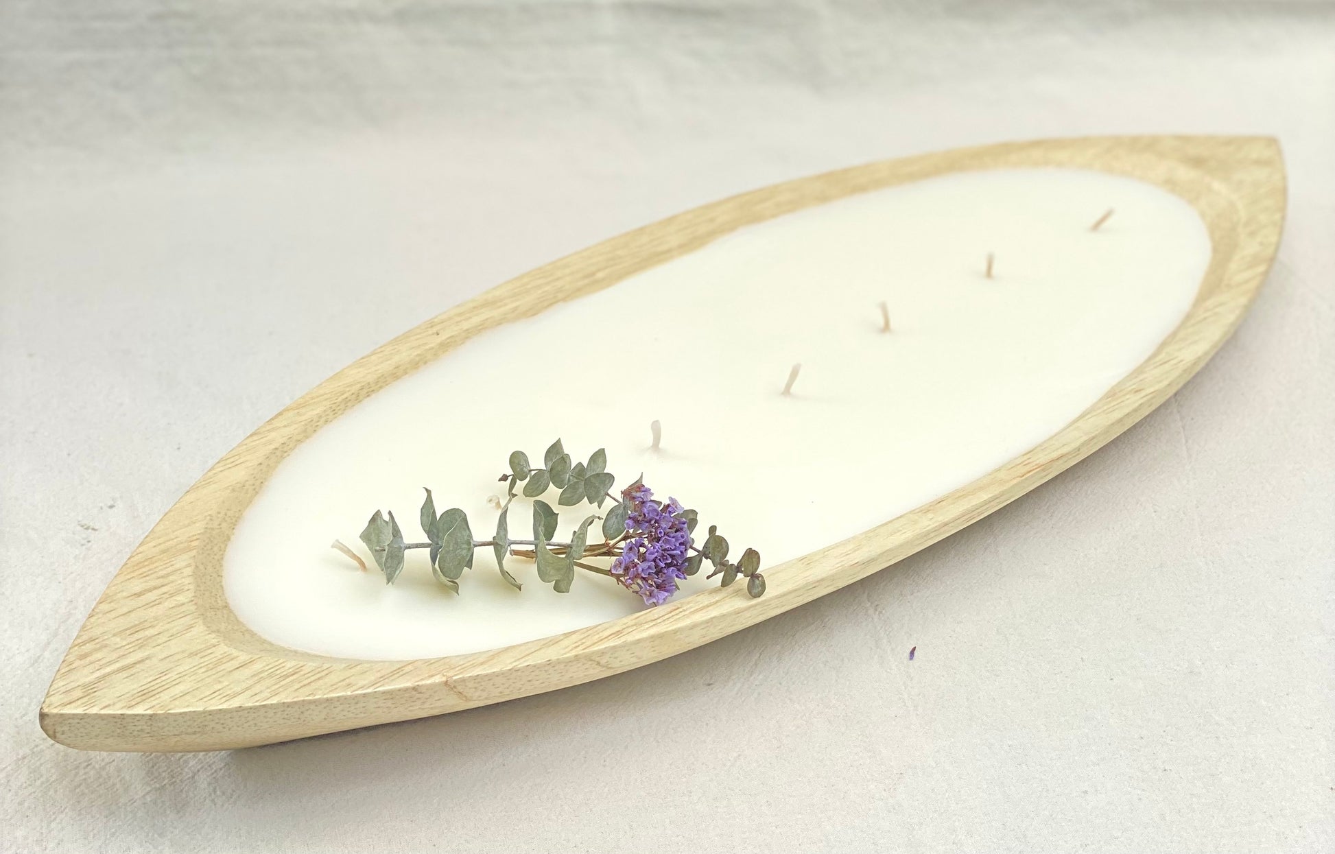 vela de canoa grande con madera y olor