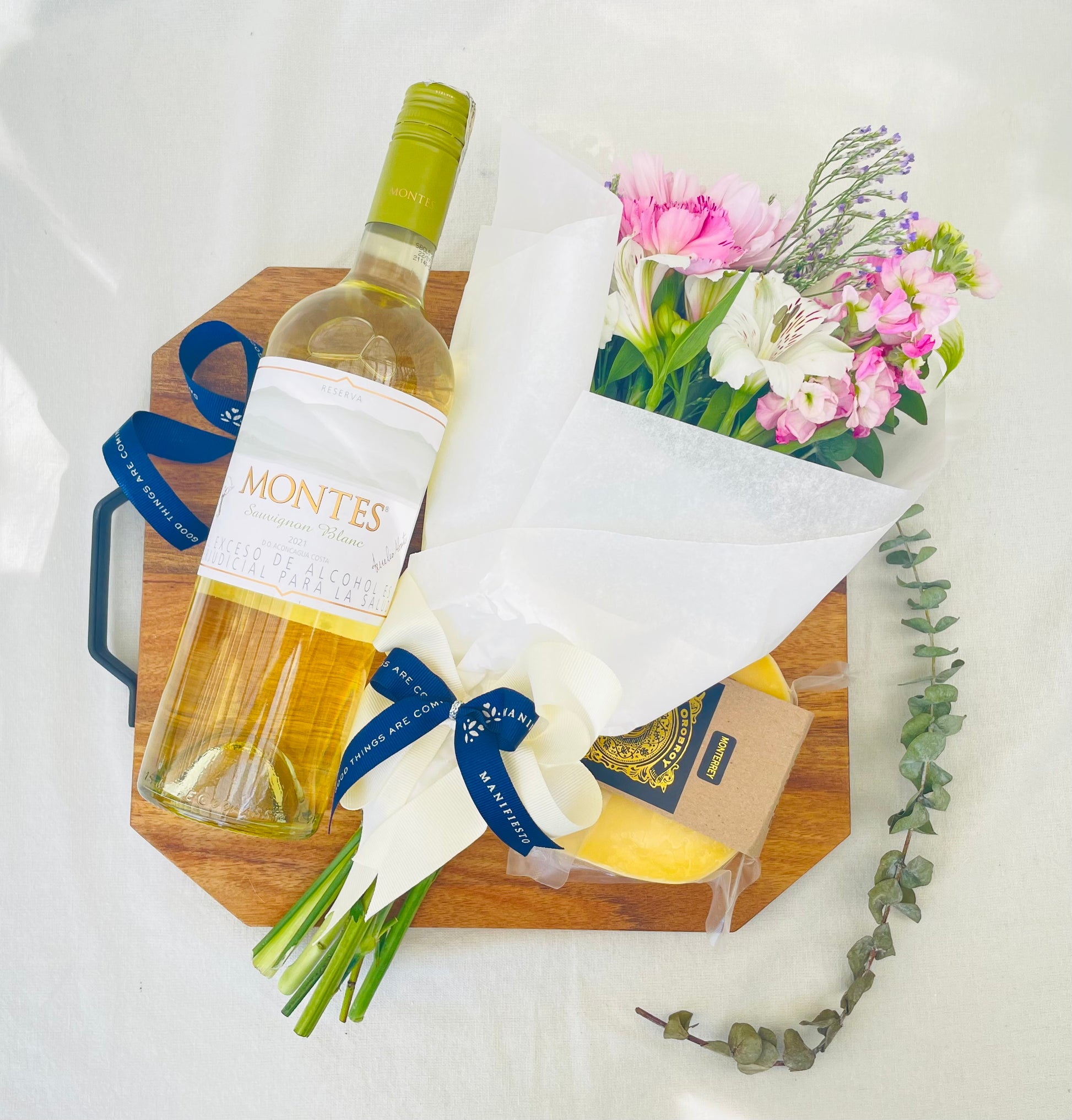 Tabla de acacia con queso , flores y vino